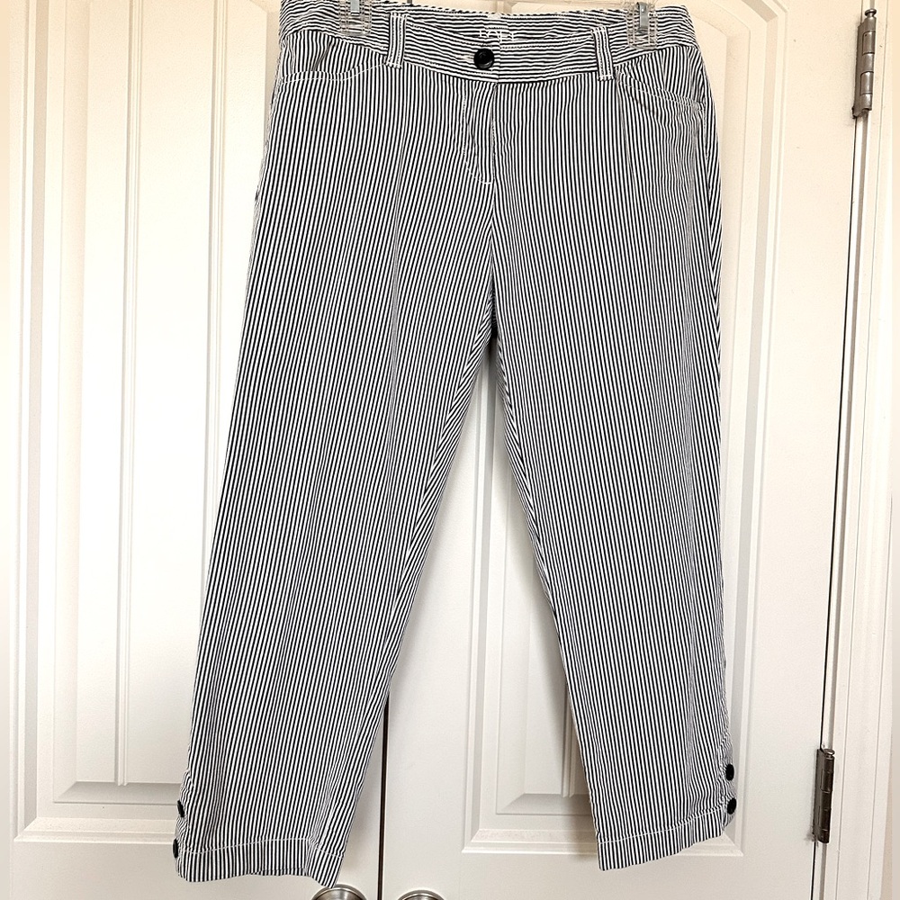 Seer sucker patterned crop pants 💙